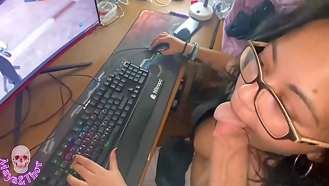 Tigh serving pussy with a lit wax